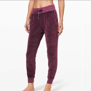 Lululemon warm down joggers plum velour women’s 2 two
